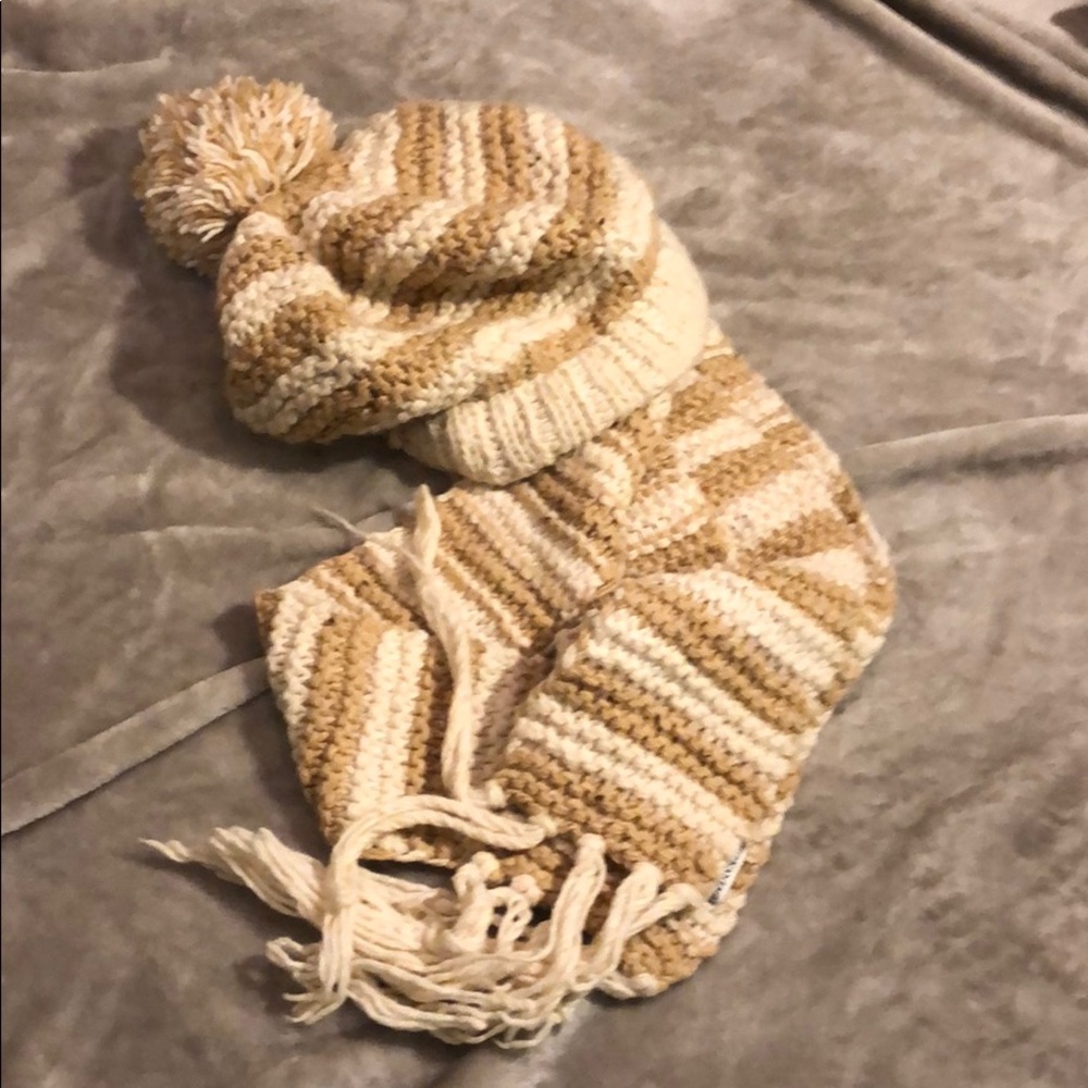 Women’s American Eagle Scarf and Hat Set - Picture 1 of 6